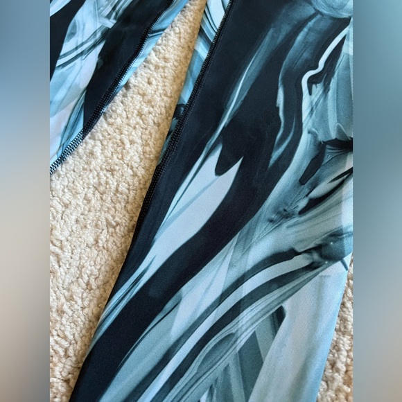 NWT SPANX XS Blue Marble Swirl Leggings High Rise 7/8 Booty Boost 🍑 - Picture 3 of 10